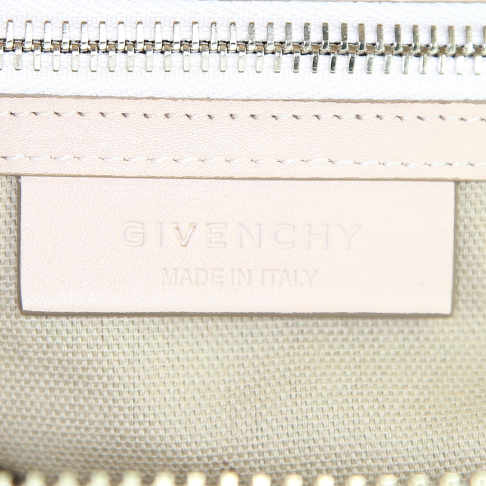 Givenchy Antigona small model bag worn on the shoulder or carried in the hand in varnished pink grained leather - Detail D4