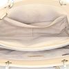 Bolso Cabás Chanel Shopping GST en cuero granulado acolchado beige - Detail D2 thumbnail