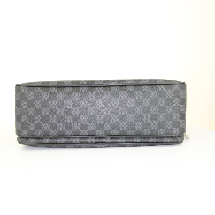 Porta-documentos Louis Vuitton Icare en lona a cuadros gris Graphite y cuero negro - Detail D5
