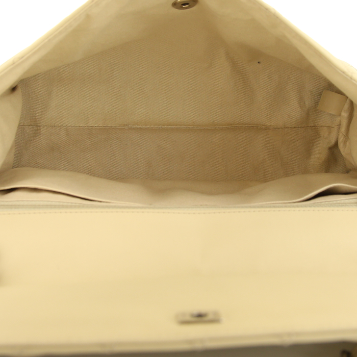 Chanel Timeless jumbo shoulder bag in cream color quilted leather - Detail D3
