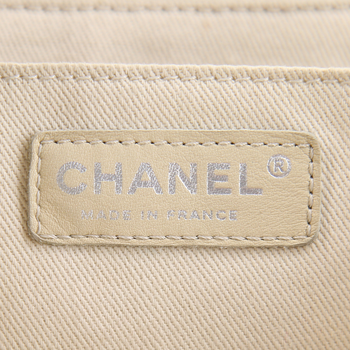Bolso bandolera Chanel Timeless jumbo en cuero acolchado color crema - Detail D4