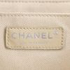 Chanel Timeless jumbo shoulder bag in cream color quilted leather - Detail D4 thumbnail
