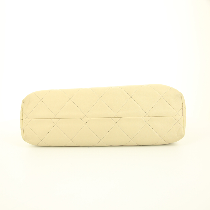 Chanel Timeless jumbo shoulder bag in cream color quilted leather - Detail D5