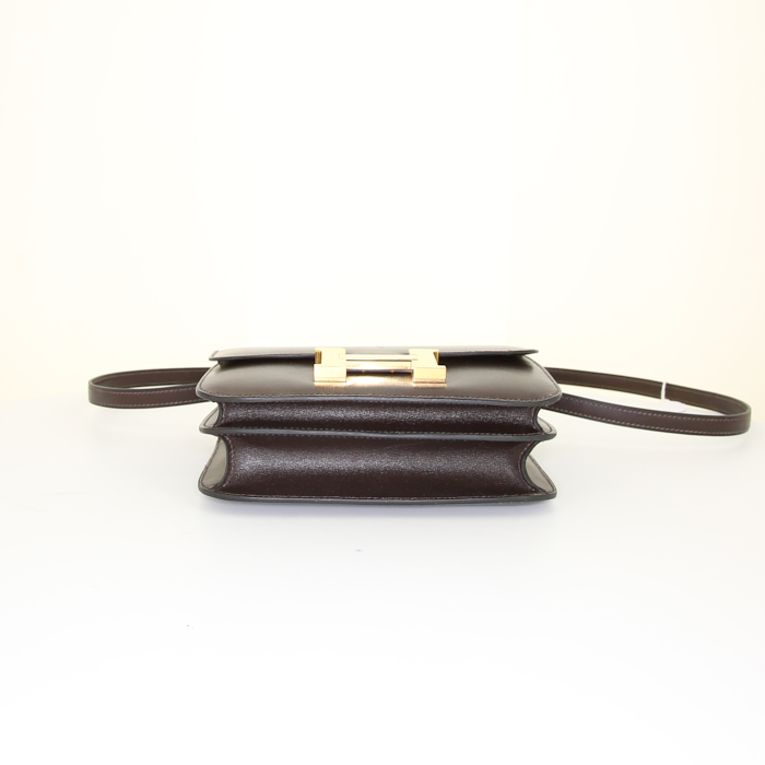 Borsa da spalla o a mano Hermes Constance mini in pelle box marrone cioccolato - Detail D5