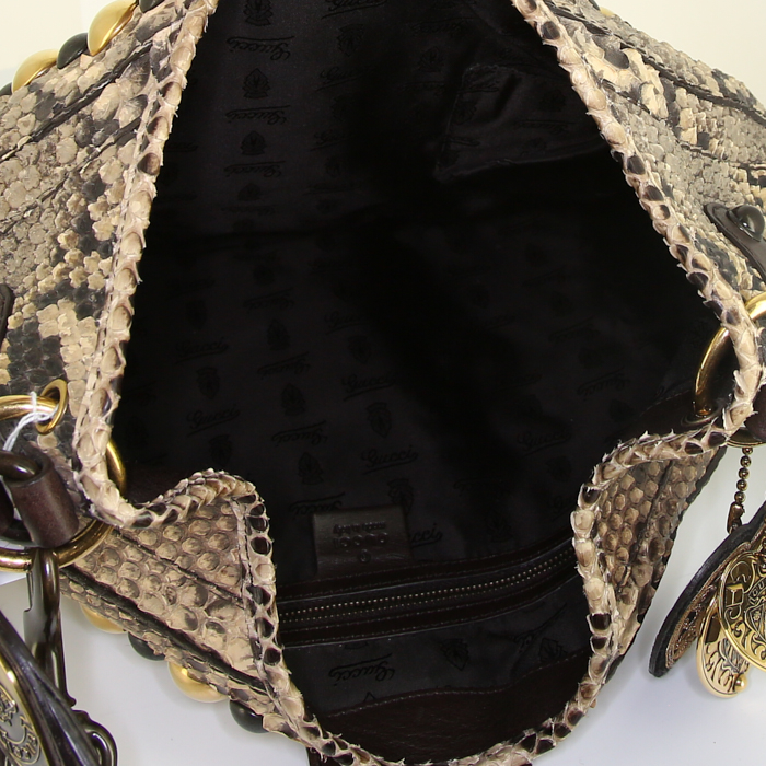 Borsa Gucci Babouska in pitone grigio e beige con decoro di borchie e camoscio marrone - Detail D3