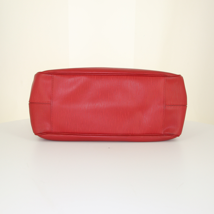 Sac cabas Louis Vuitton Passy en cuir épi rouge - Detail D4