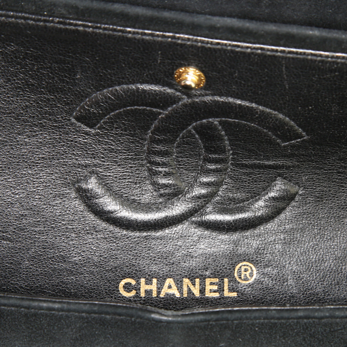 Bolso de mano Chanel Timeless en ante acolchado negro - Detail D4