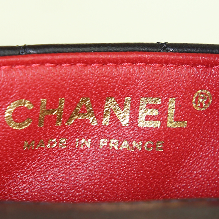 Sac bandoulière Chanel Mini Timeless en cuir matelassé noir - Detail D3