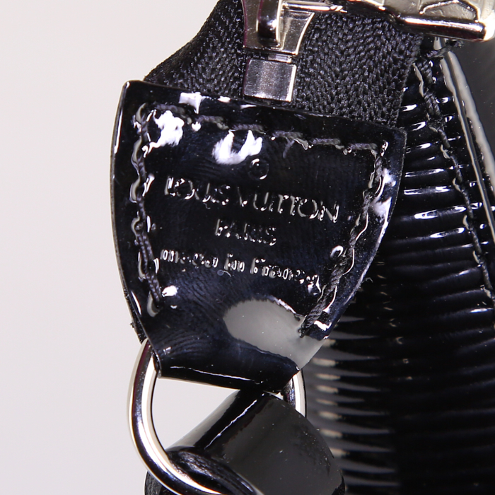 Bolsito de mano Louis Vuitton Pochette accessoires en cuero Epi negro - Detail D3