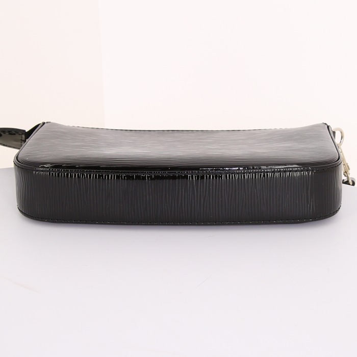 Bolsito de mano Louis Vuitton Pochette accessoires en cuero Epi negro - Detail D4