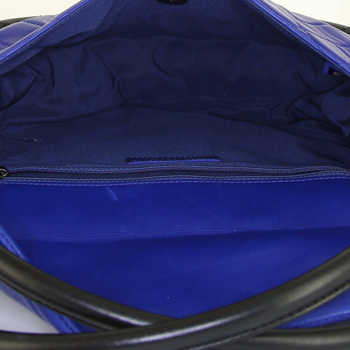 Sac Chanel Hula Hoop en cuir matelassé bleu - Detail D2