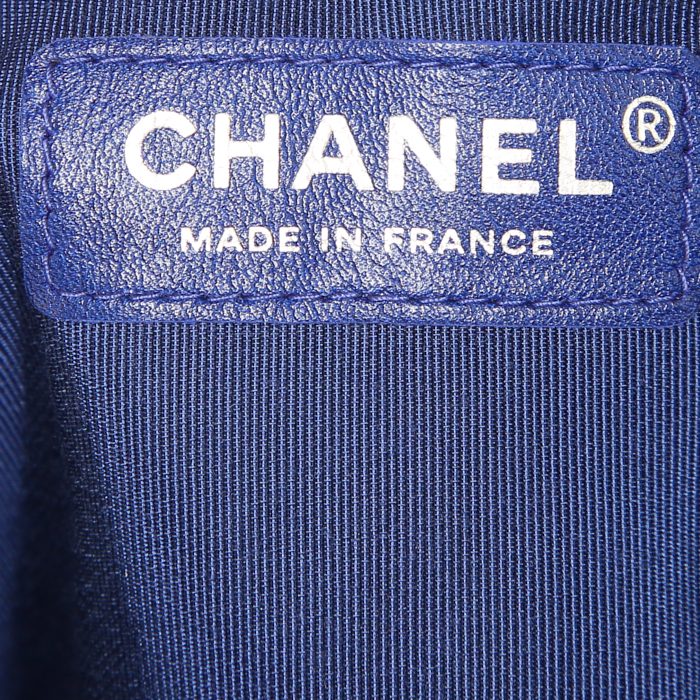 Sac Chanel Hula Hoop en cuir matelassé bleu - Detail D3