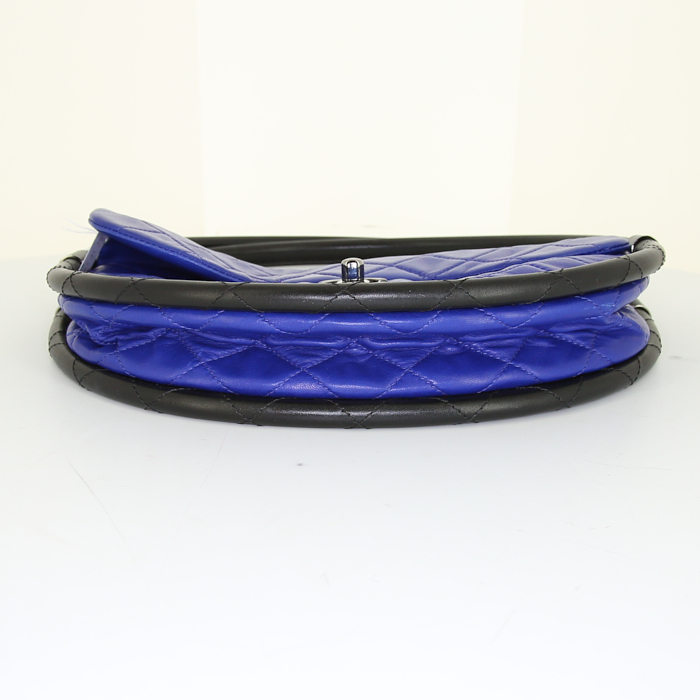 Sac Chanel Hula Hoop en cuir matelassé bleu - Detail D4