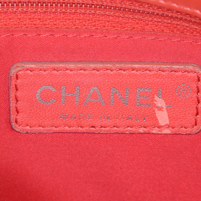 Bolso bandolera Chanel Timeless jumbo en cuero acolchado rojo - Detail D4