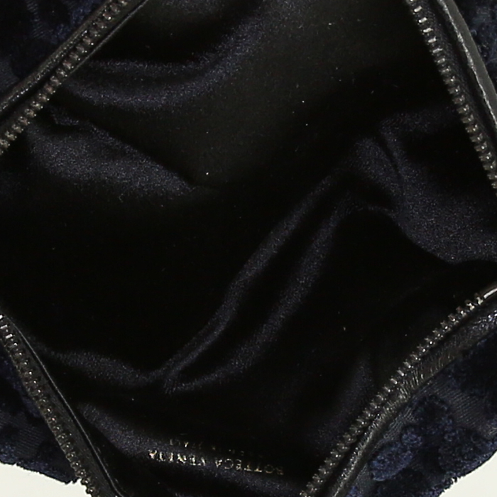 Bottega Veneta pouch in black leather and navy blue velvet - Detail D2