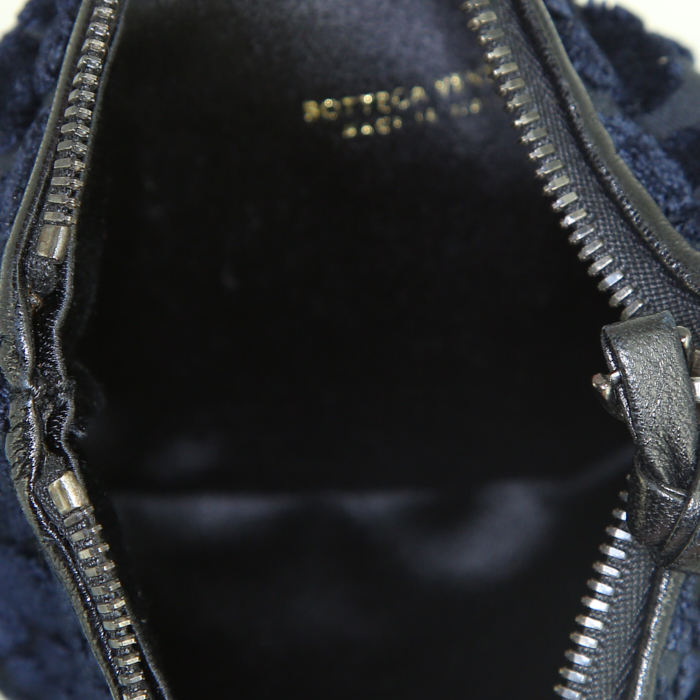 Pochette Bottega Veneta in pelle nera e velluto blu marino - Detail D4