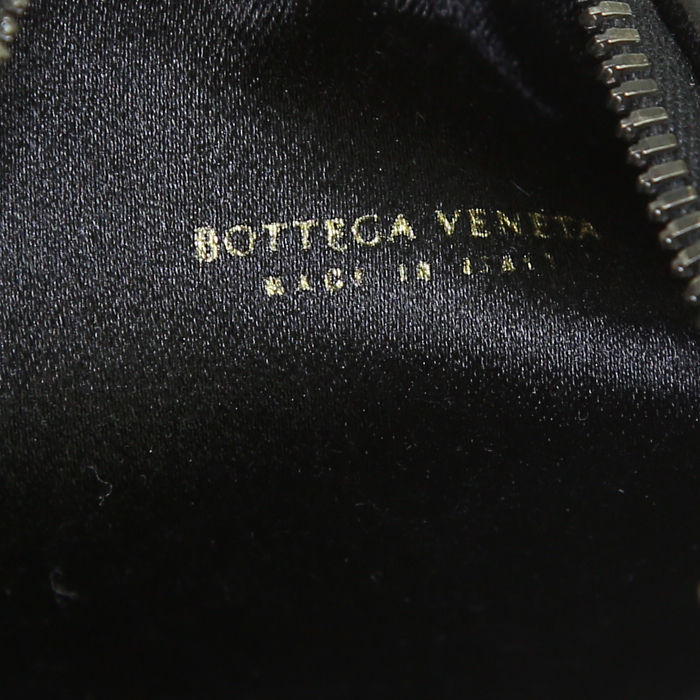 Pochette Bottega Veneta en cuir noir et velours bleu-marine - Detail D5