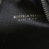 Pochette Bottega Veneta en cuir noir et velours bleu-marine - Detail D5 thumbnail