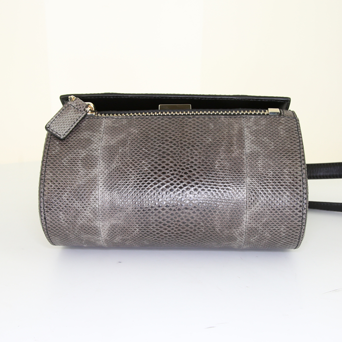 Bolso bandolera Givenchy Pandora modelo pequeño en piel de lagarto gris y cuero negro - Detail D4