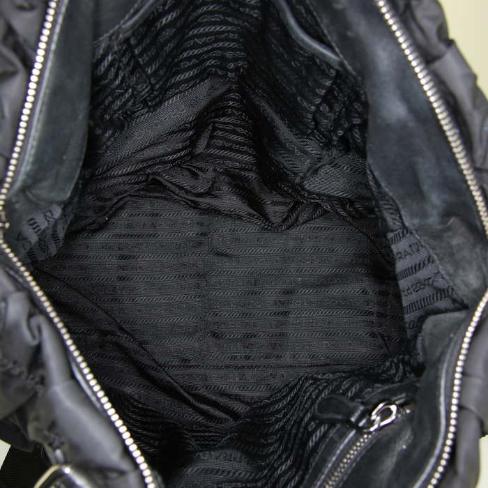 Bolso bandolera Prada Gaufre en lona acolchada negra y cuero negro - Detail D3