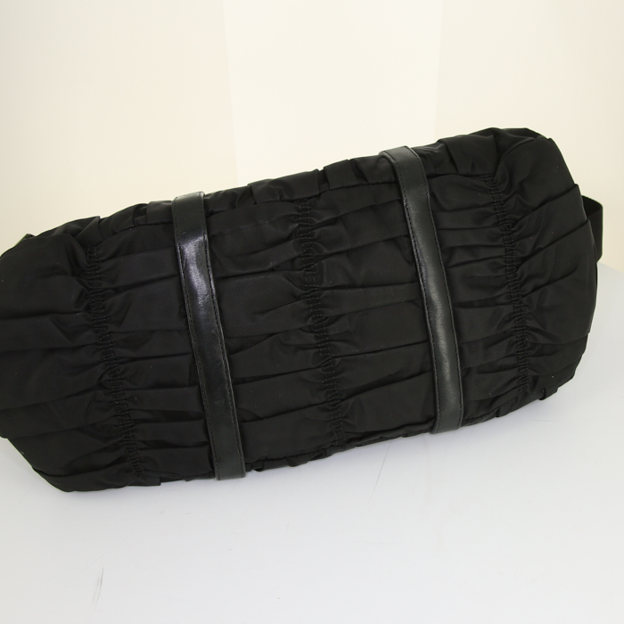 Bolso bandolera Prada Gaufre en lona acolchada negra y cuero negro - Detail D5