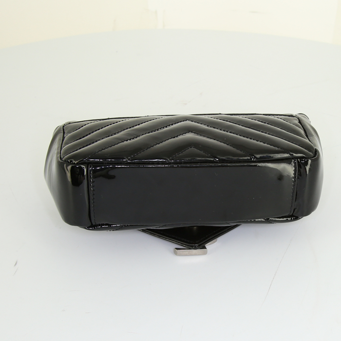 Borsa Saint Laurent Enveloppe in pelle verniciata nera con motivo a spina di pesce - Detail D4