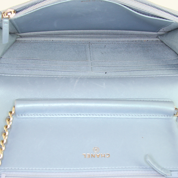 Sac bandoulière Chanel Wallet on Chain en cuir verni matelassé bleu - Detail D2