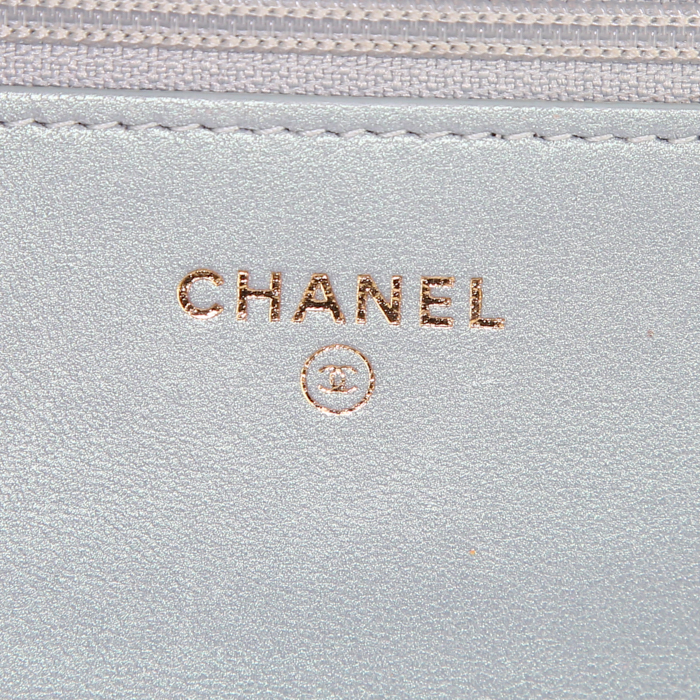 Sac bandoulière Chanel Wallet on Chain en cuir verni matelassé bleu - Detail D3
