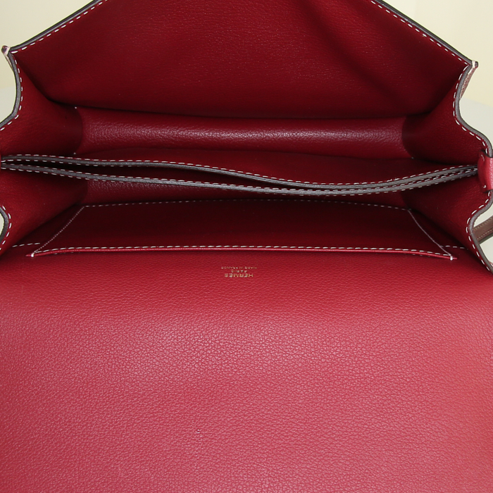 Sac bandoulière Hermès Roulis en cuir Tadelakt rouge Grenat - Detail D2