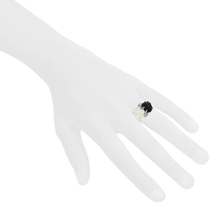 Anello Chanel Camelia in oro bianco, onice e agata e diamanti - Detail D1