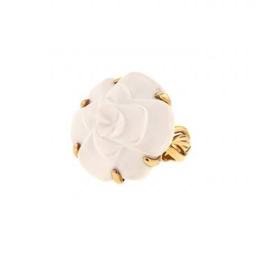 Chanel Camelia medium model ring in agate and yellow gold