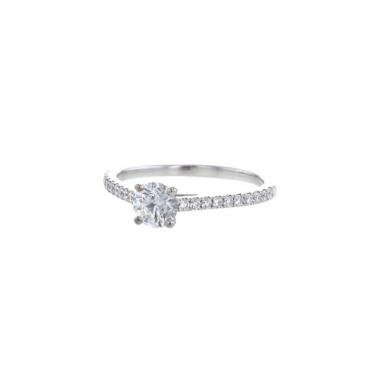 De Beers DB Classic solitaire ring in platinium and diamonds