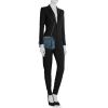 Bolso bandolera Chanel Timeless jumbo en cuero acolchado azul - Detail D2 thumbnail