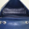 Bolso bandolera Chanel Timeless jumbo en cuero acolchado azul - Detail D3 thumbnail