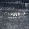 Sac bandoulière Chanel Timeless jumbo en cuir matelassé bleu - Detail D4 thumbnail