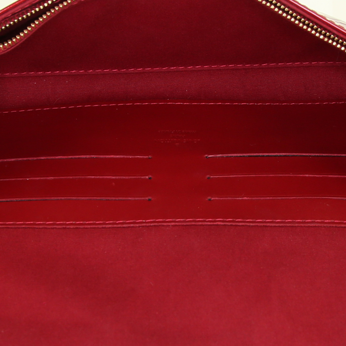 Bolsito de mano Louis Vuitton en charol Monogram rojo - Detail D2