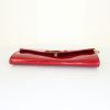 Pochette Louis Vuitton en cuir verni monogram rouge - Detail D4 thumbnail