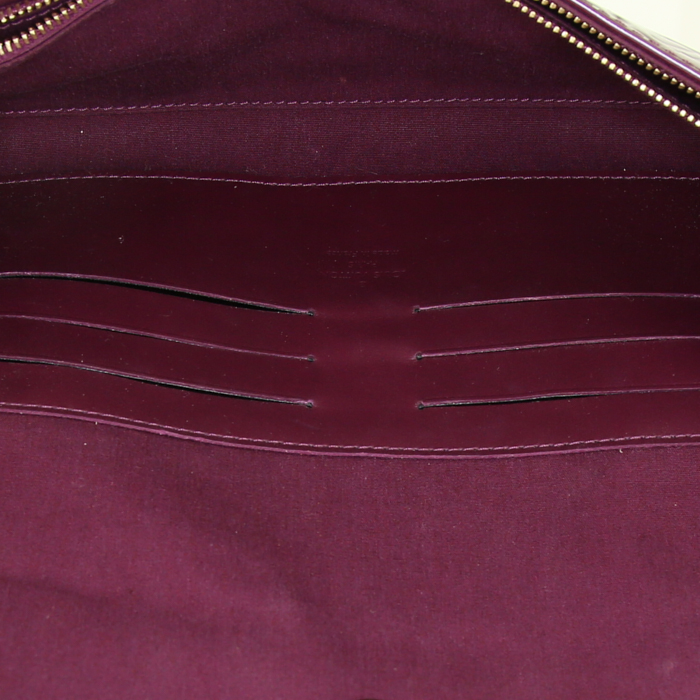 Bolsito de mano Louis Vuitton en charol Monogram violeta - Detail D3
