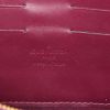 Pochette Louis Vuitton en cuir verni monogram violet - Detail D4 thumbnail