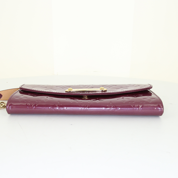 Bolsito de mano Louis Vuitton en charol Monogram violeta - Detail D5