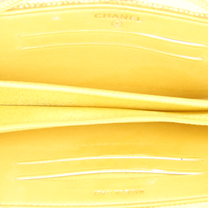 Portefeuille Chanel Boy en cuir matelassé jaune - Detail D2