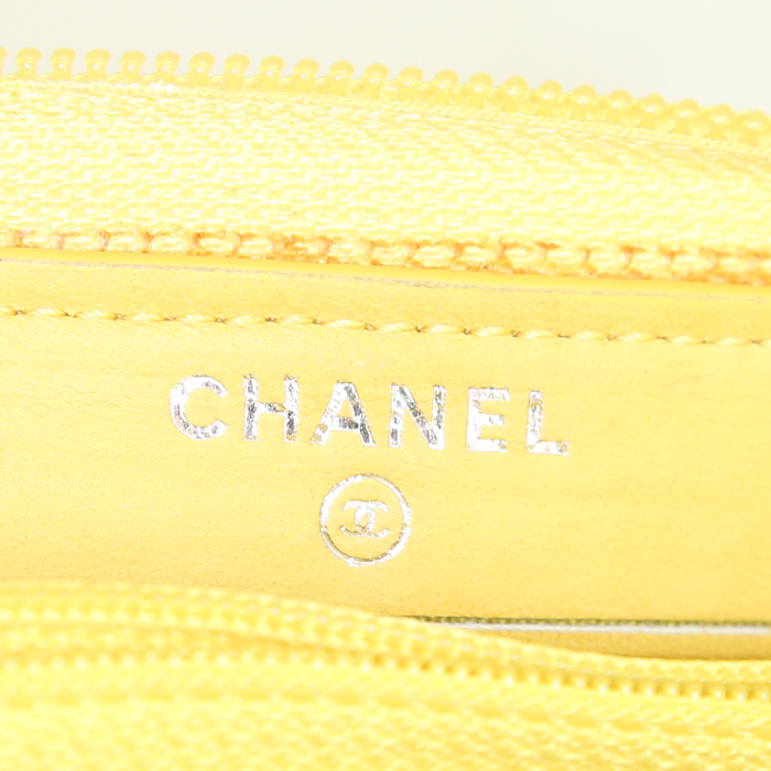 Portefeuille Chanel Boy en cuir matelassé jaune - Detail D3