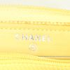 Portafogli Chanel Boy in pelle trapuntata gialla con motivo a spina di pesce - Detail D3 thumbnail