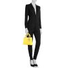 Bolso para llevar al hombro o en la mano Dior Lady Dior modelo mediano en cuero cannage amarillo - Detail D1 thumbnail