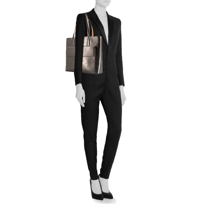 Sac à main Louis Vuitton Wildwood en cuir monogram gris - Detail D1