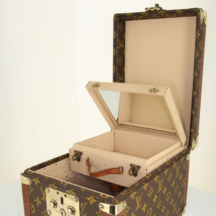Louis Vuitton vanity case in monogram canvas and brown lozine (vulcanised fibre) - Detail D2