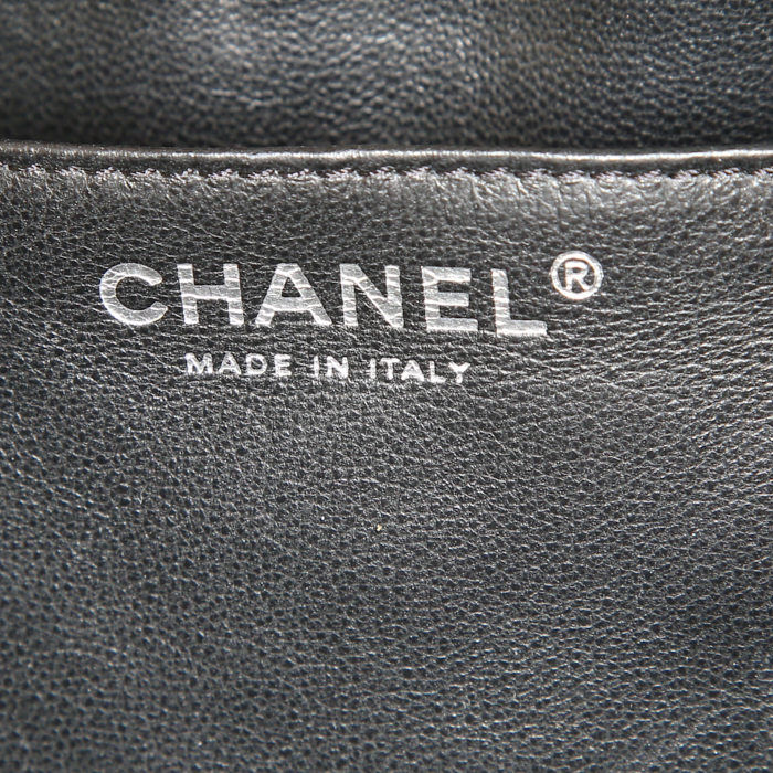 Borsa a tracolla Chanel Timeless jumbo in pelle verniciata e foderata nera - Detail D4