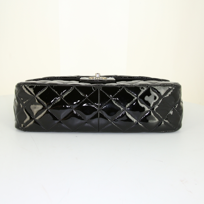 Sac bandoulière Chanel Timeless jumbo en cuir verni matelassé noir - Detail D5