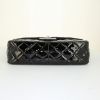 Bolso bandolera Chanel Timeless jumbo en charol acolchado negro - Detail D5 thumbnail