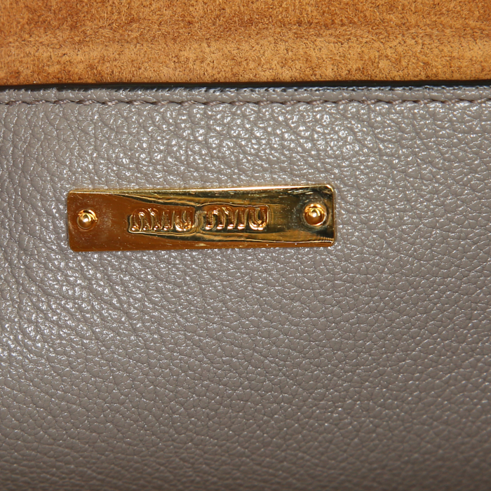 Sac bandoulière Miu Miu en cuir gris et marron - Detail D4